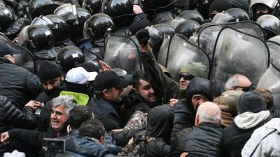 Полиция начала разгонять протестующих в Тбилиси у здания ЦИК
