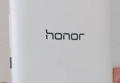 Смартфон Honor V40 Pro могут оснастить загнутым дисплеем и двойной селфи-камерой
