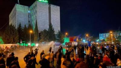 В Тбилиси полиция разгоняет митингующих из-под ЦИК, в ход пошли слезоточивый газ и водометы