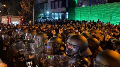 В Тбилиси полиция применила водомёты против протестующих