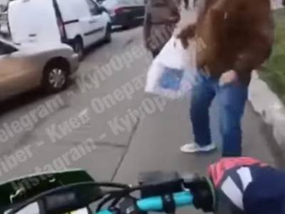 В Киеве прохожий «наказал» мотоциклиста, который ехал по тротуару: за это байкеры избили мужчину толпой