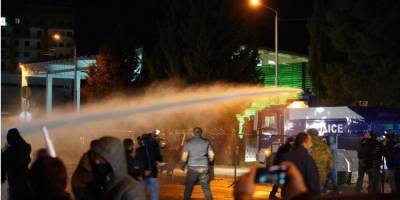Протесты в Грузии. Против участников акции использовали водометы, есть пострадавшие — фото, видео