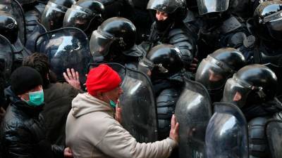 Против протестующих у ЦИК в Тбилиси мобилизовали спецназ и пустили слезоточивый газ