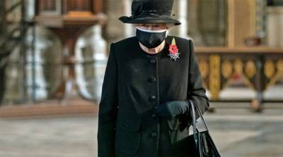 Королева Великобритании Елизавета II впервые появилась в маске