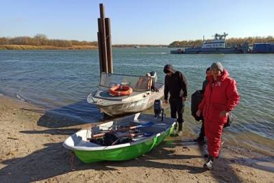 Трое рыбаков едва не утонули, перевернувшись на лодке в водоеме Ростовской области