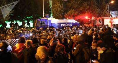 Ситуация у ЦИК Грузии остается напряженной: полиция использует водометы