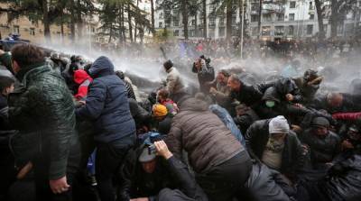 В Тбилиси полиция разгоняет протестующих водометами