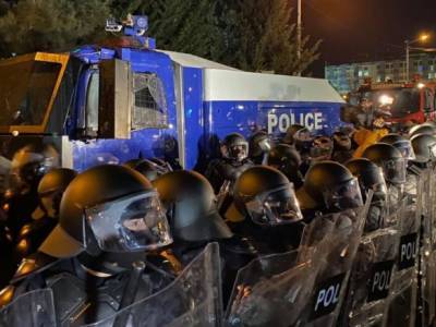 Полиция применила водометы при разгоне протестующих в Грузии, по меньшей мере один пострадавший