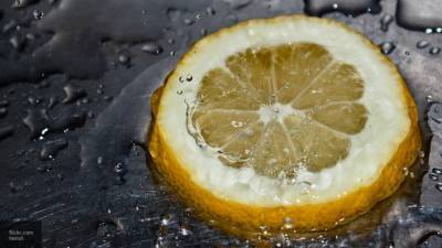 Медики посоветовали держать лимон возле кровати для хорошего сна