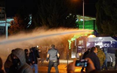 В Грузии полиция разогнала водометами протестующих у здания ЦИК