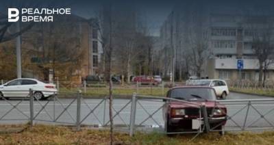 Соцсети: в Казани водитель врезался в забор и оставил машину на месте аварии