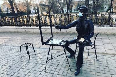 В Оренбурге на памятники надели маски