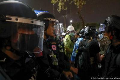 В Таиланде полиция разогнала протестующих водометами