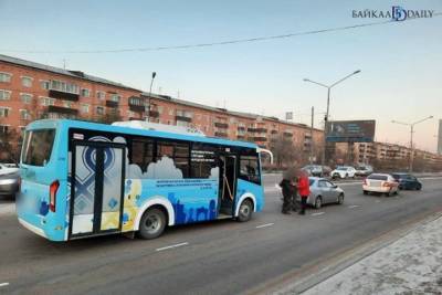 Автобус с цитатой Путина попал в ДТП в центре Улан-Удэ
