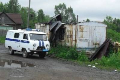 В Хабаровском крае мужчина закрыл приятелей в вагончике и поджёг его