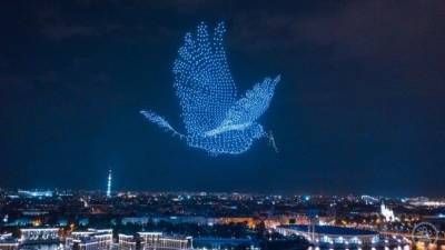 Видео: Тысячи светящихся дронов озарили небо над Пеербургом