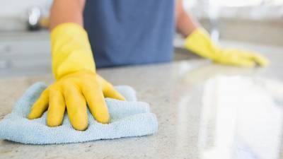 В Роспотребнадзоре рекомендовали ежедневную уборку дома на фоне пандемии