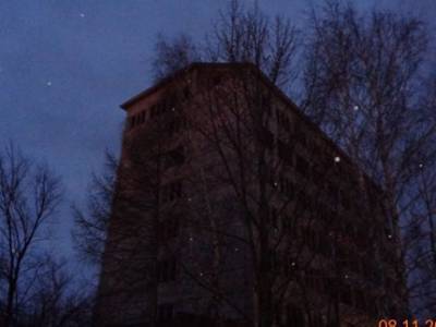 В Башкирии спасатели сняли с крыши повисшего на краю подростка