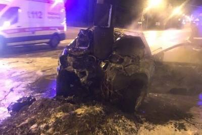 В Ярославле «Ягуар» с пьяным водителем влетел в столб и сгорел