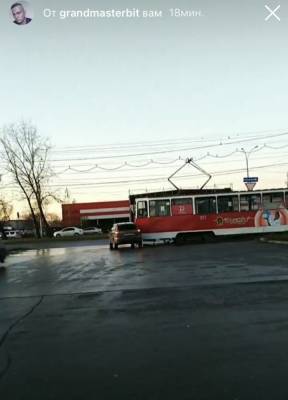 Lada X-RAY столкнулась с трамваем на Катукова в Липецке