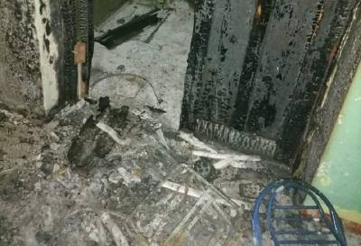 Фото: неизвестные устроили поджог в жилом доме в Гатчине