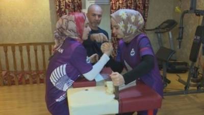 «Железные» невесты: Женская команда готовится к соревнованиям по армреслингу