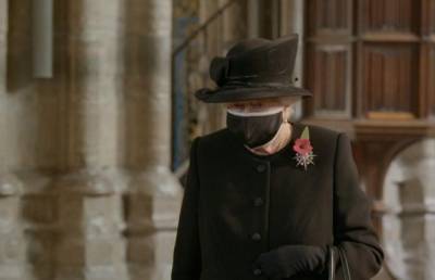Королева Елизавета II впервые с начала пандемии публично надела защитную маску (ФОТО)