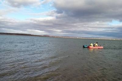 В Челябинской области ребенка на надувной лодке унесло на середину озера