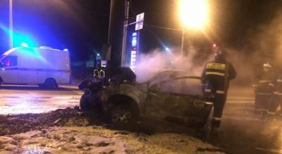 Спасали очевидцы: в Ярославле авто врезалось в столб и загорелось. Видео