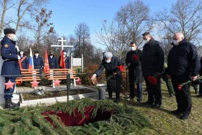 Под Тулой торжественно захоронили останки красноармейцев