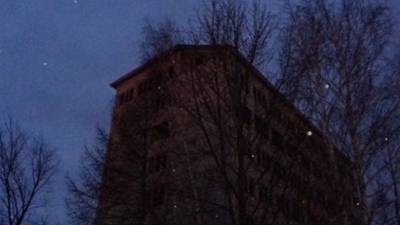 В Башкирии подросток повис на крыше многоэтажного дома