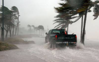 Тропический шторм "Эта" обрушился на Флориду
