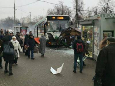 Автобус столкнулся с грузовиком на западе Москвы: пострадали шесть человек