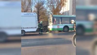 В Москве автобус с пассажирами протаранил стоящий грузовик