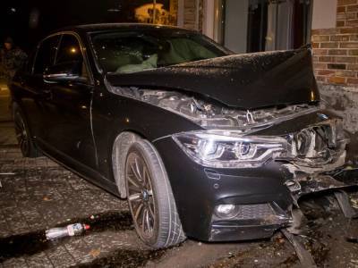 В Днепре BMW вылетел на тротуар, сбил вазон и врезался в магазин