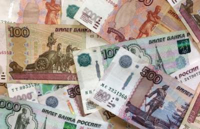 Эксперт советует россиянам переводить сбережения в валюту на фоне прогнозов дальнейшего обрушения рубля