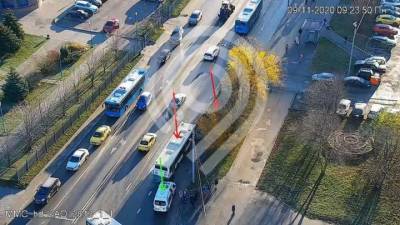 Шесть пострадавших: в Москве автобус столкнулся с грузовиком