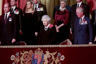 Раскрыт секрет брошей Елизаветы II и Кейт Миддлтон на церемонии в День памяти