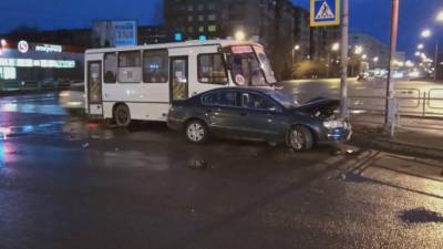 В Челябинске маршрутный автобус врезался в иномарку. Есть погибшие