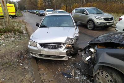 На дороге в Твери разбились два автомобиля