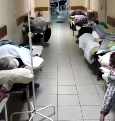 В российских больницах заканчиваются места. Людей размещают в коридорах и на полу