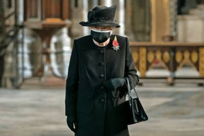 Королева Великобритании впервые надела маску на публике
