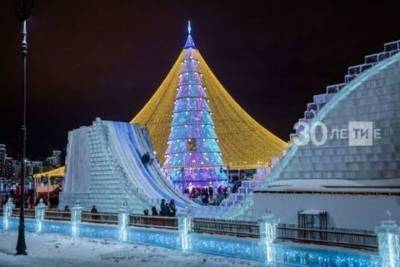 В Казани приступили к установке центральной новогодней елки