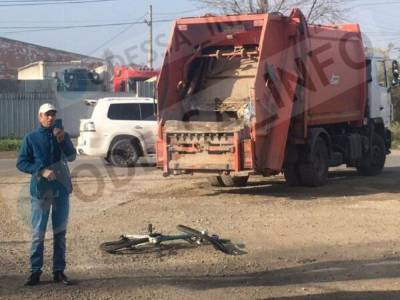 В Одессе мусоровоз сбил 8-летнего мальчика на велосипеде