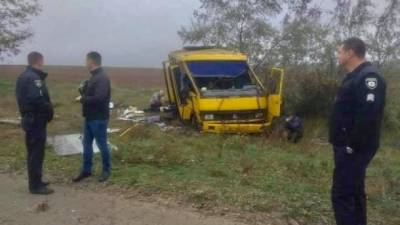 На Херсонщине автобус вылетел в кювет, два человека погибли, 10 пострадали
