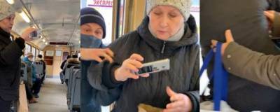 В Екатеринбурге пассажиры вытолкнули из трамвая женщину без маски