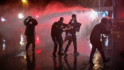 В хоте протестов у задания ЦИК в Тбилиси пострадали не менее 27 человек