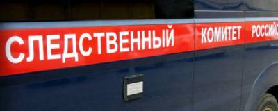 На козырьке подъезда многоэтажки в Новосибирске обнаружили тело женщины