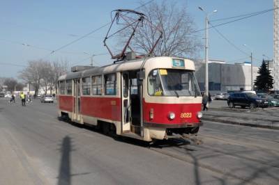 В харьковском трамвае женщины жестко подрались из-за маски: видео инцидента