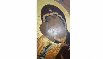 "Богородица плачет, Христос плачет": в липецком храме замироточили иконы (видео)